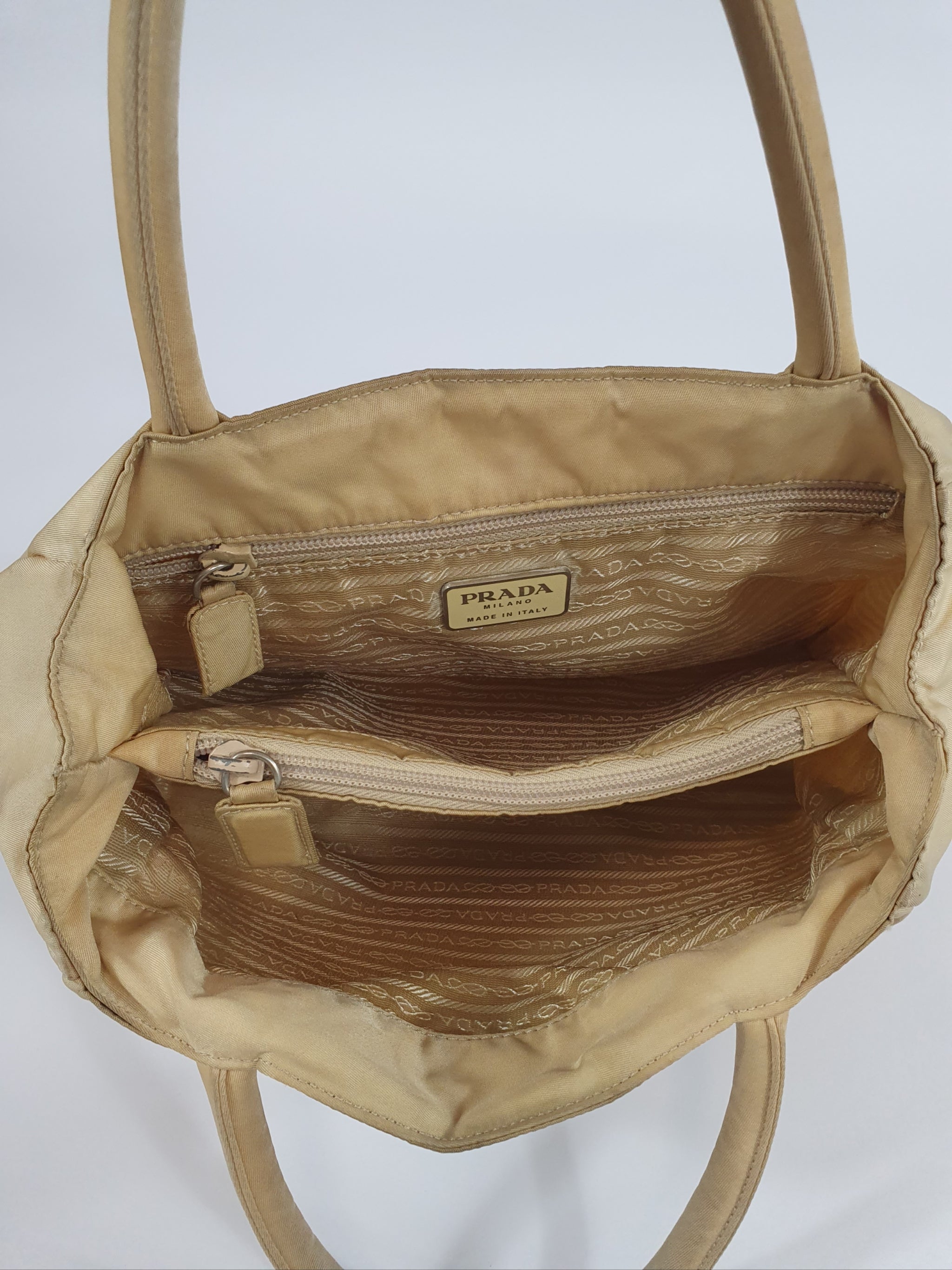 Prada Handtasche aus Nylon Beige